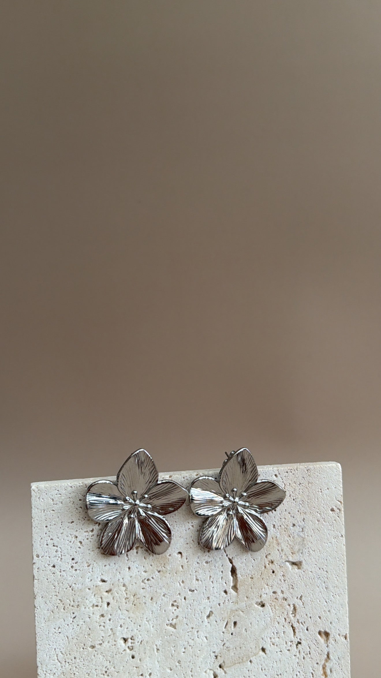 Boucle d’oreille Fleur argenté
